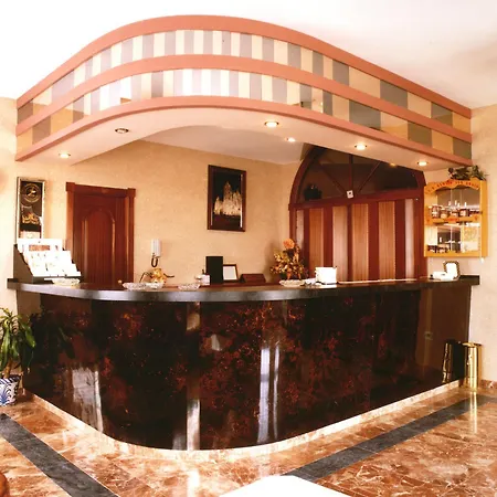 Avenida Iii 酒店 2*