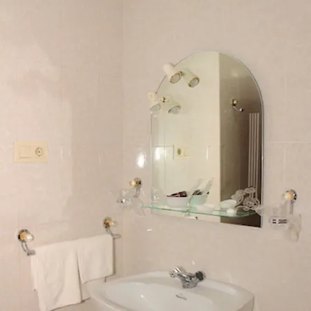 Avenida Iii Hotel 2*